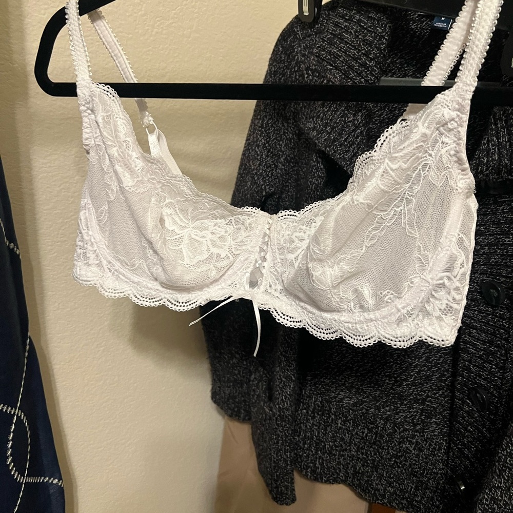 New without tag. White lace underwire bra by Frederick’s of Hollywood. 38DD